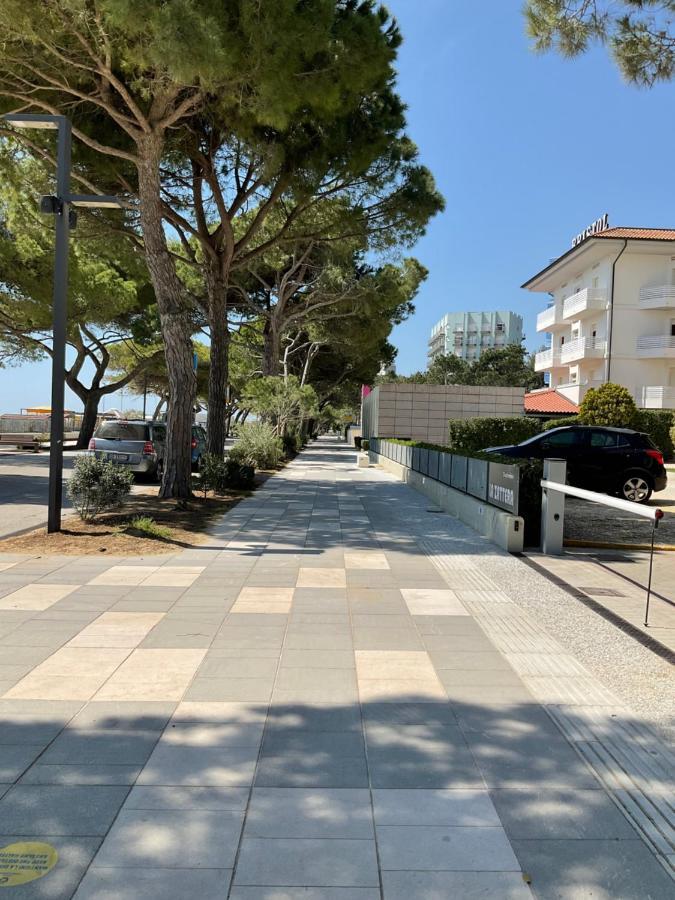 Beach Front Apartment Sabbiadoro ลินญาโน ซับเบียโดโร ภายนอก รูปภาพ