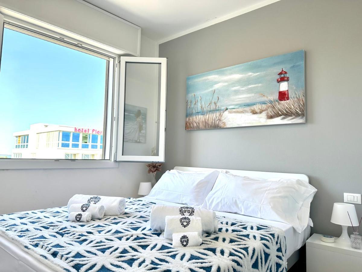Beach Front Apartment Sabbiadoro ลินญาโน ซับเบียโดโร ภายนอก รูปภาพ