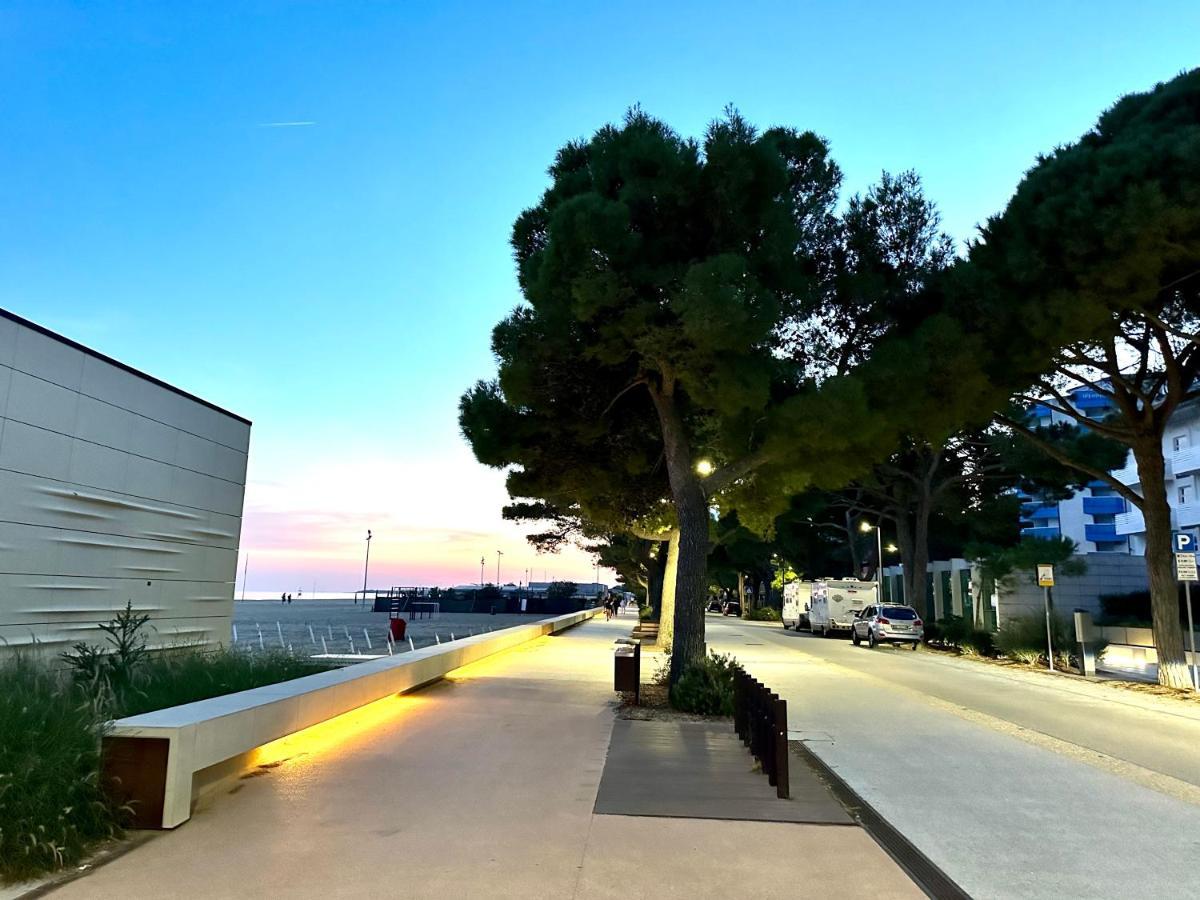 Beach Front Apartment Sabbiadoro ลินญาโน ซับเบียโดโร ภายนอก รูปภาพ