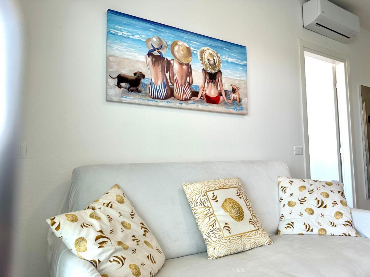 Beach Front Apartment Sabbiadoro ลินญาโน ซับเบียโดโร ภายนอก รูปภาพ