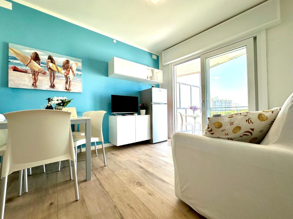 Beach Front Apartment Sabbiadoro ลินญาโน ซับเบียโดโร ภายนอก รูปภาพ