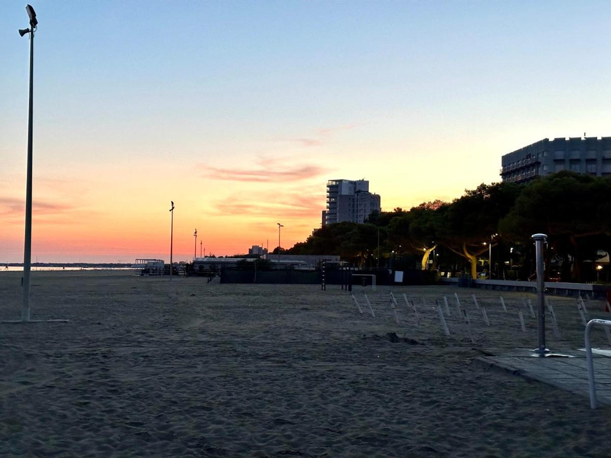 Beach Front Apartment Sabbiadoro ลินญาโน ซับเบียโดโร ภายนอก รูปภาพ