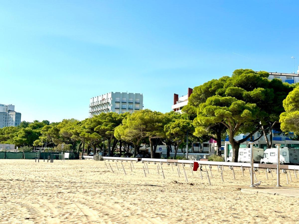 Beach Front Apartment Sabbiadoro ลินญาโน ซับเบียโดโร ภายนอก รูปภาพ